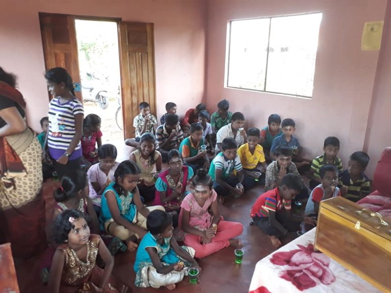 இசைகருவி வழங்கும் நிகழ்வு