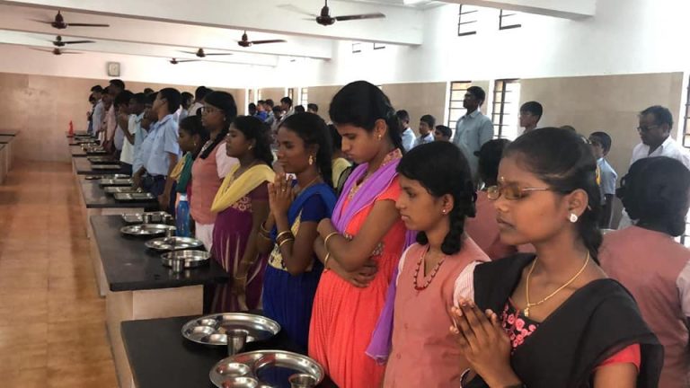 தென் இந்திய பார்வையற்றோர் பள்ளியில் மதிய உணவு வழங்கல்