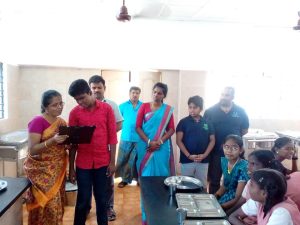 தென் இந்திய பார்வையற்றோர் பள்ளியில் மதிய உணவு வழங்கல்