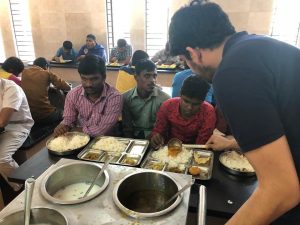 தென் இந்திய பார்வையற்றோர் பள்ளியில் மதிய உணவு வழங்கல்