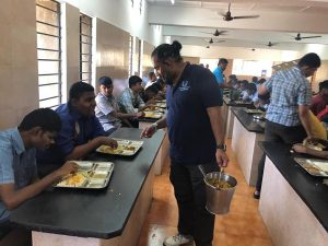 தென் இந்திய பார்வையற்றோர் பள்ளியில் மதிய உணவு வழங்கல்