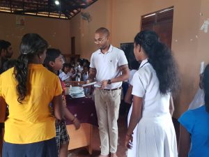 கல்வி உபகரணங்கள் மற்றும் மதிய உணவு வழங்கல்