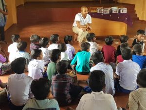 கல்வி உபகரணங்கள் மற்றும் மதிய உணவு வழங்கல்