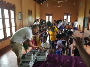 கல்வி உபகரணங்கள் மற்றும் மதிய உணவு வழங்கல்