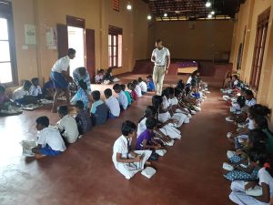 கல்வி உபகரணங்கள் மற்றும் மதிய உணவு வழங்கல்