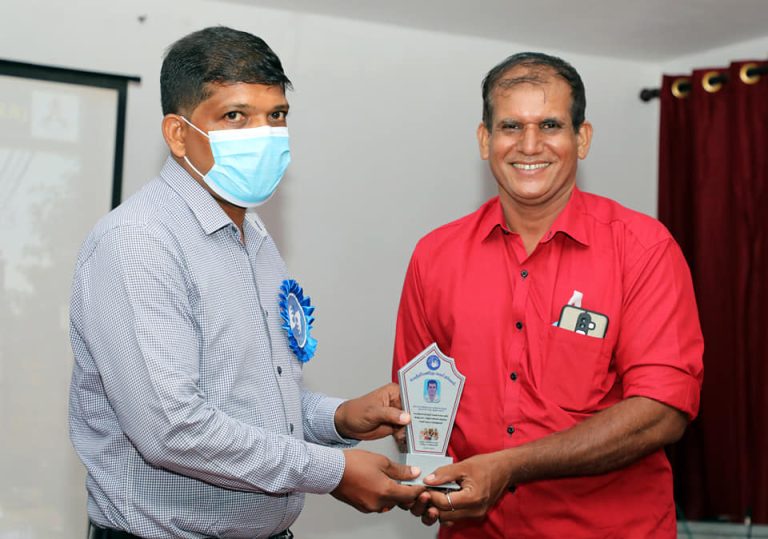 சான்றிதழ் வழங்கும் நிகழ்வு