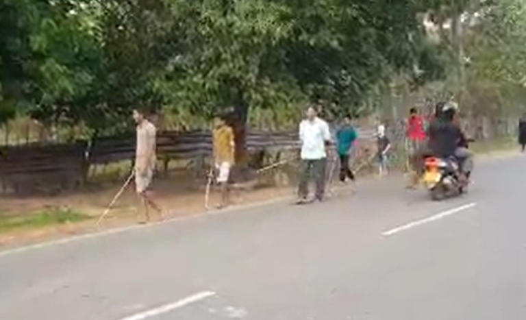 வெள்ளை பிரம்பினை பயன்படுத்தும்  நடை பயிற்சி