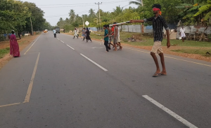 வெள்ளை பிரம்பினை பயன்படுத்தும்  நடை பயிற்சி