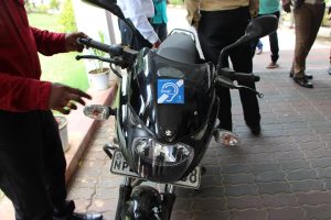 வாகனங்களை பயன்படுத்தும் செவிப்புலன் வலுகுறைந்த மாற்றுத்திறனாளிகளுக்கான அடையாளச் சின்னம் வழங்குதல்.