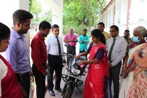 வாகனங்களை பயன்படுத்தும் செவிப்புலன் வலுகுறைந்த மாற்றுத்திறனாளிகளுக்கான அடையாளச் சின்னம் வழங்குதல்.