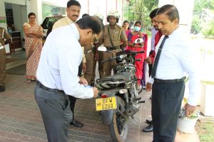 வாகனங்களை பயன்படுத்தும் செவிப்புலன் வலுகுறைந்த மாற்றுத்திறனாளிகளுக்கான அடையாளச் சின்னம் வழங்குதல்.