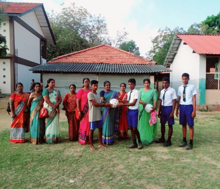 யா/அராலி இந்துக்கல்லூரி மாணவர்களுக்கு விளையாட்டு உபகரண உதவி