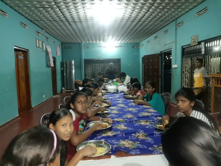 இரவு உணவு வழங்கல்