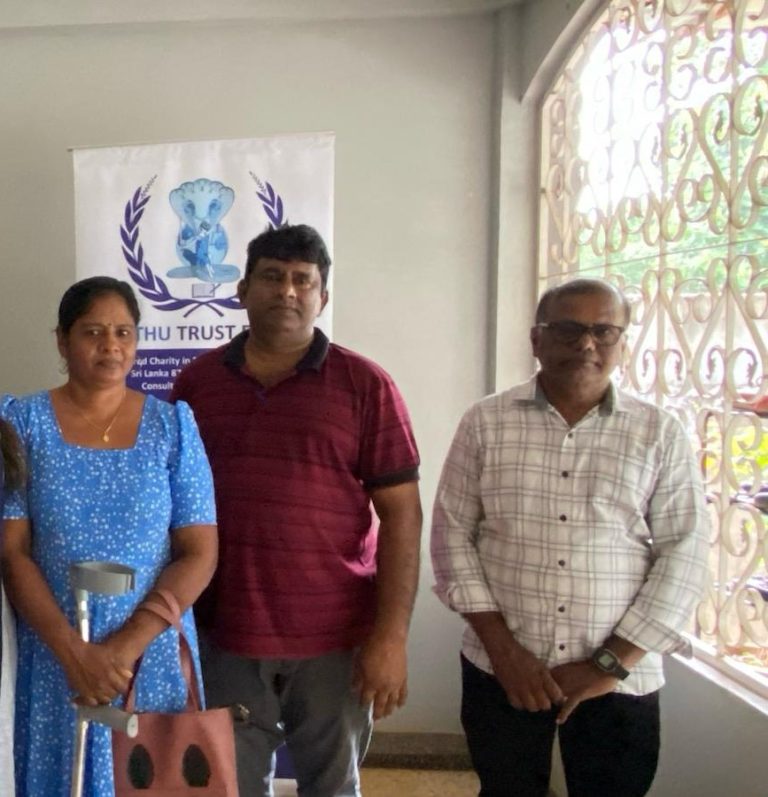 Clutches வழங்கப்பட்டது