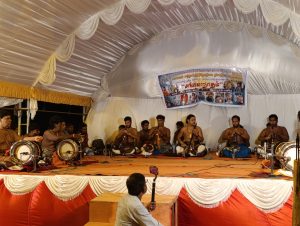 பிரசாதமும் தேநீயும் வழங்கல்